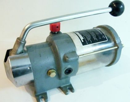 Piestové čerpadlo PFE-4-2 s nádržou 1l pre tuk - VOGEL