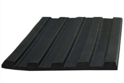 Podlahová guma SBR ryhovaná GM 4 - široká ryha - hr. 6 mm, čierna, šírka 1.2 m, 65 ShA